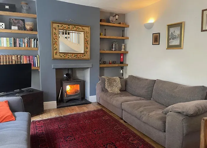 Charming 3 Bedroom House With Indoor Wood Burner.