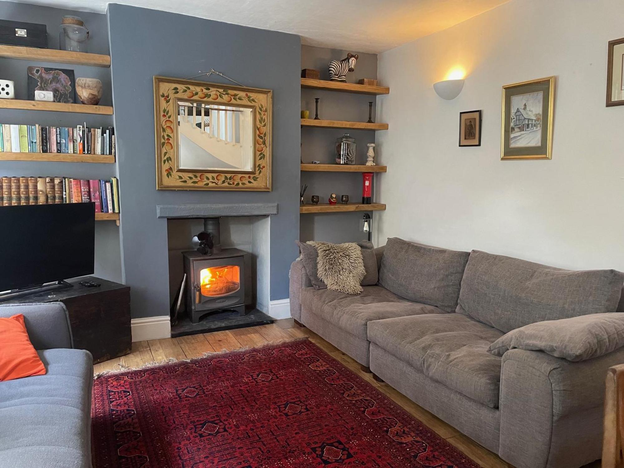 Charming 3 Bedroom House With Indoor Wood Burner. Holiday home