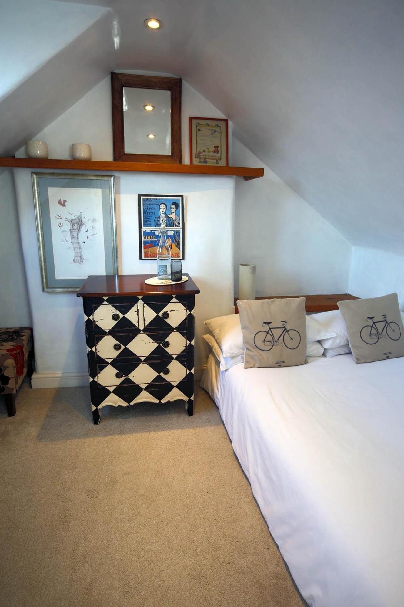 Holiday home Charming 3 Bedroom House With Indoor Wood Burner. *